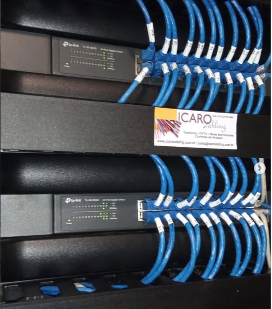 Detalhe de patch panel com switch TP-Link gigabit identificado — projeto Ícaro Cabling