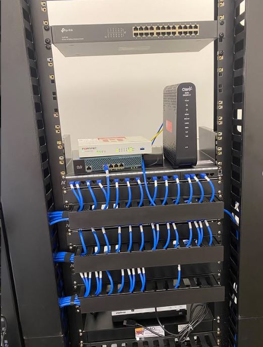 Rack corporativo com switch TP-Link, Cisco Fortinet e Claro NET — Ícaro Cabling