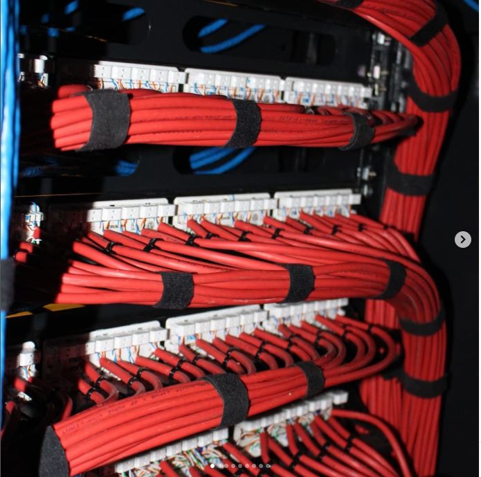 Cabeamento estruturado vermelho categoria 6A com velcro de organização — assinatura Ícaro Cabling