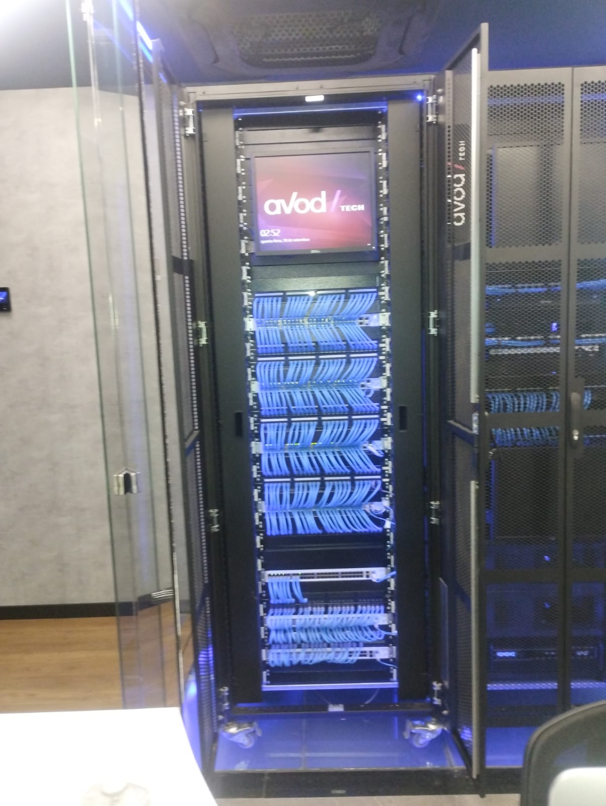 Rack de datacenter da Avod Tech executado pela Ícaro Cabling — cabeamento estruturado azul perfeitamente organizado