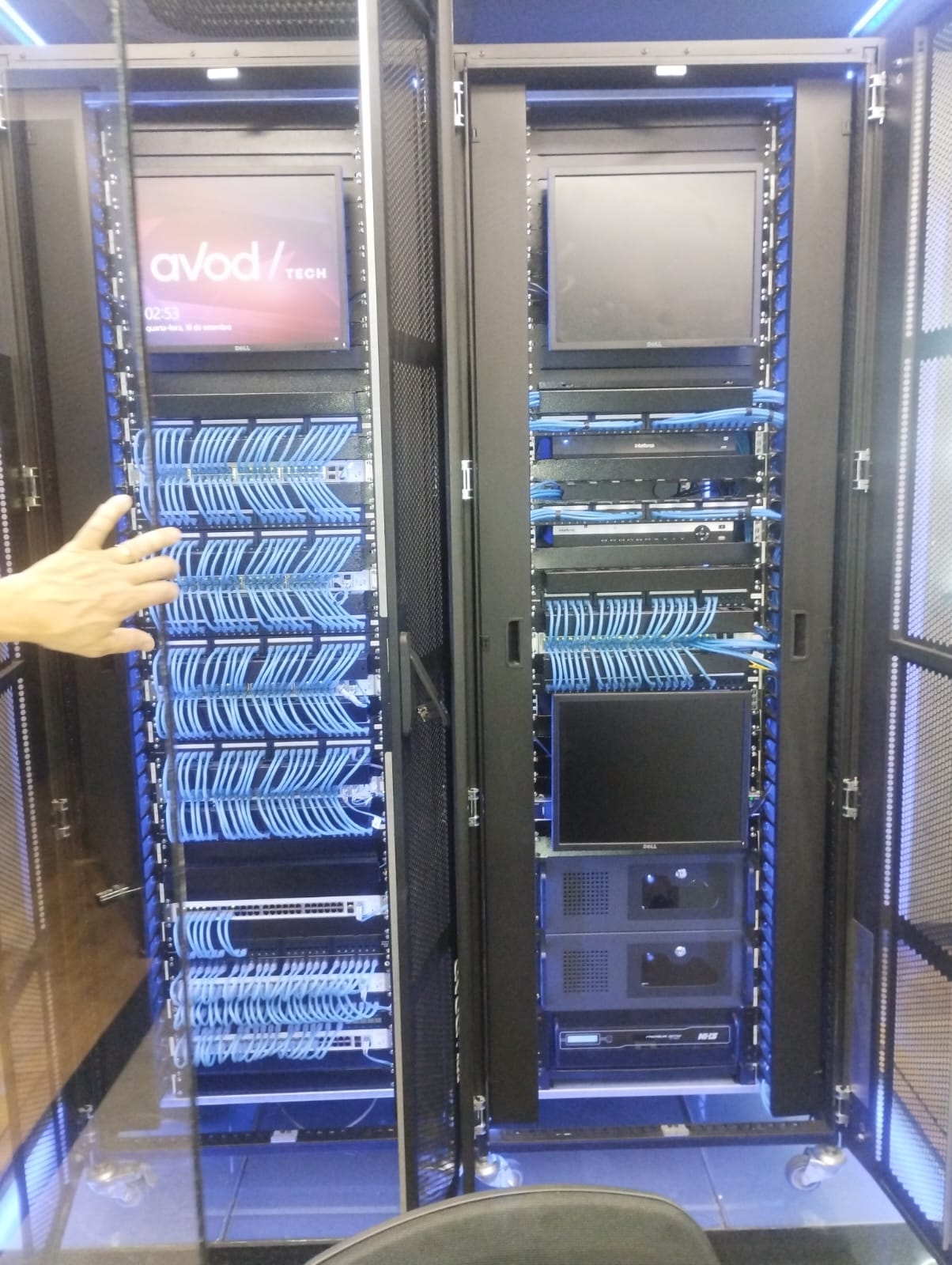 Par de racks corporativos com switches, NVR e organização vertical — Ícaro Cabling