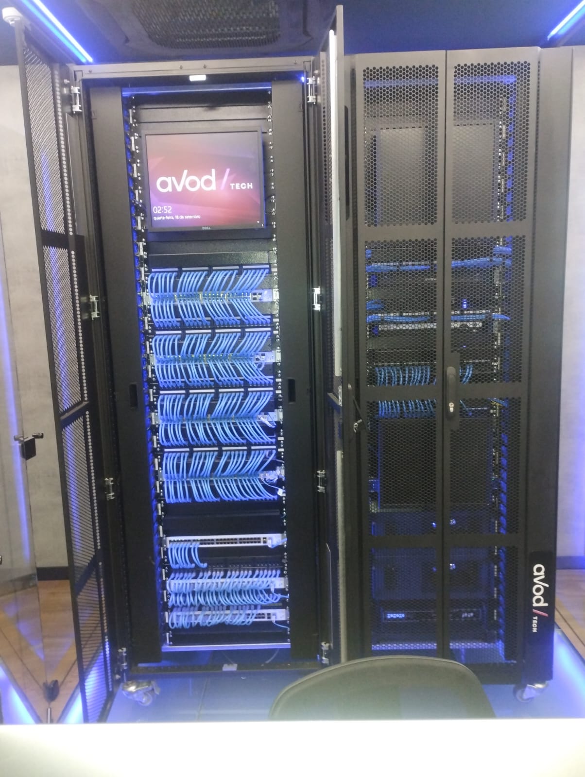 Sala técnica completa com dois racks em sala-cofre Avod Tech — execução Ícaro Cabling
